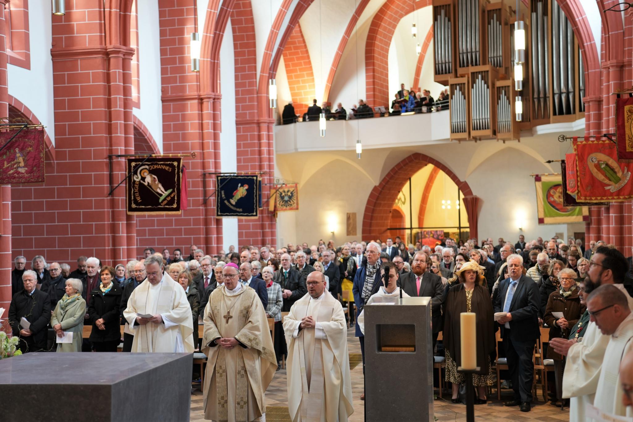 Während der Allerheiligenlitanei zur Weihe des neuen Altars stehen Pfr. Hans-Günther Ullrich, Bischof Ackermann, Pfr. Markus Nicolay vor der Altarinsel, die Gottesdienstgemeinde mit Oberbürgermeister Wolfram Leibe, Kulturdezernent Markus Nöhl und Baudezernent Andreas Ludwig stehen hinter ihnen.