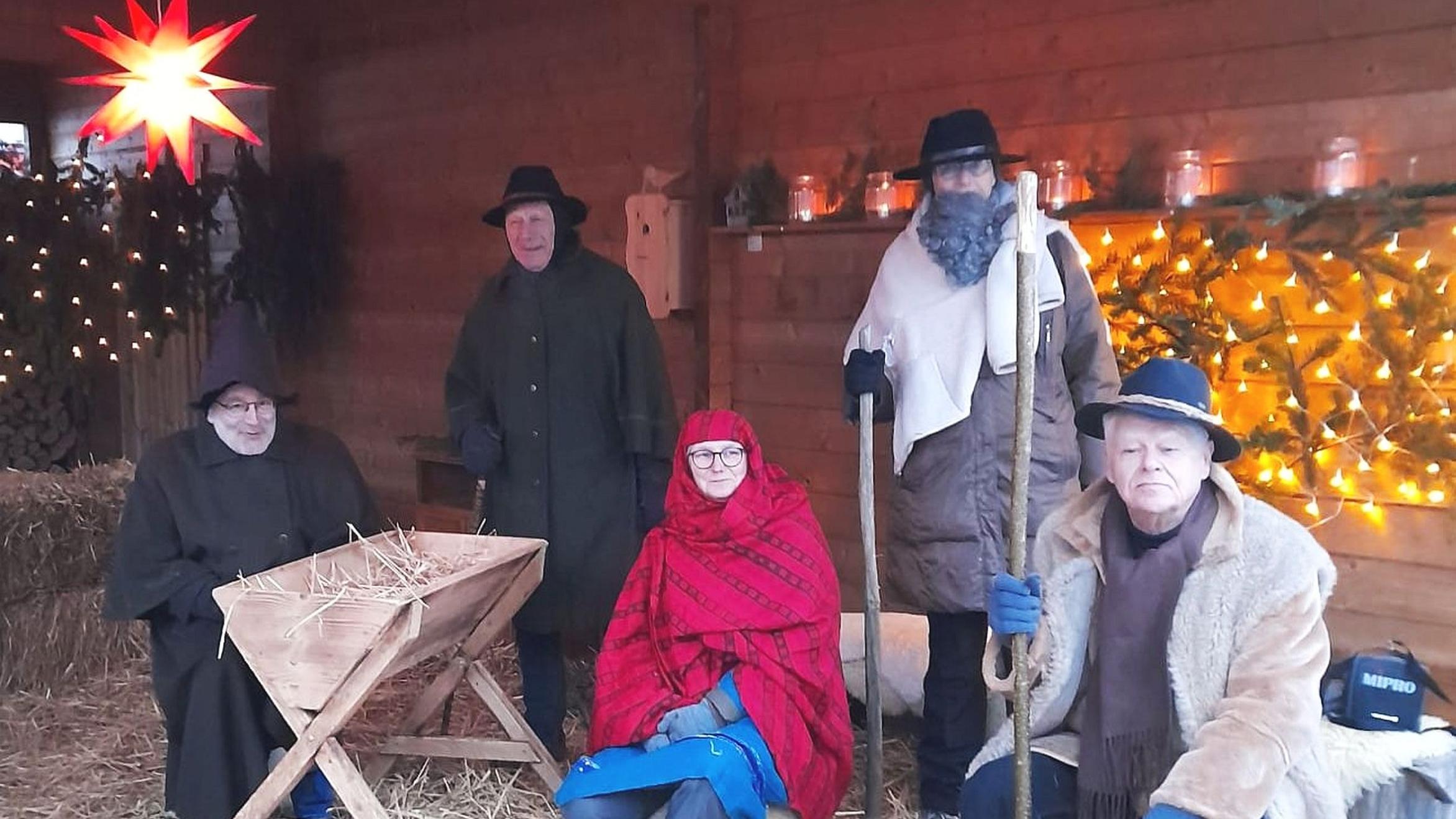 Das Jubiläum des „Begehbaren Adventskalenders“ wird mit einer lebendigen Krippe gefeiert (Foto von links Armin Surkus-Anzenhofer, Erich May, Pia Adam, Sigrid Steffens und Hermann Theobald).