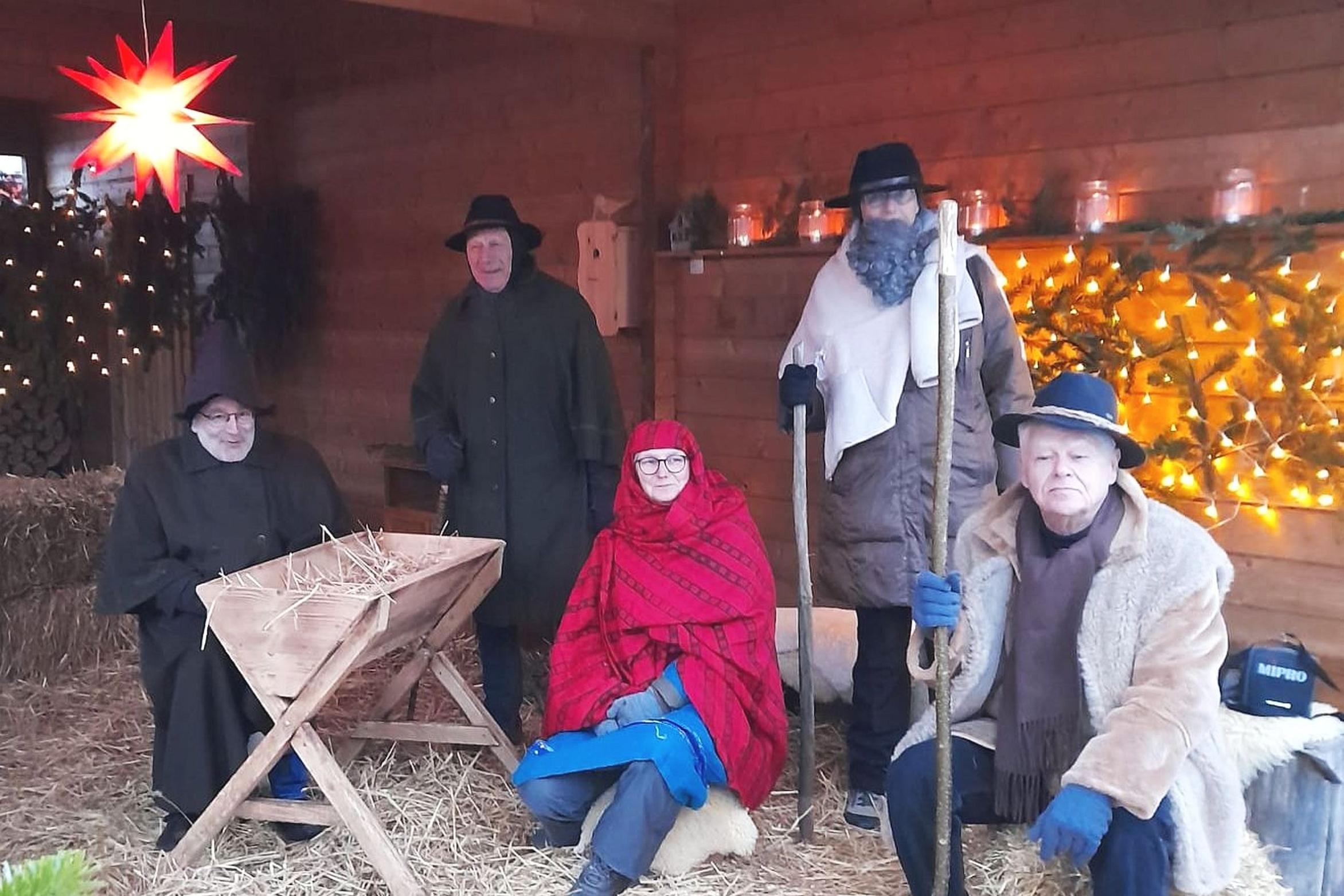 Das Jubiläum des „Begehbaren Adventskalenders“ wird mit einer lebendigen Krippe gefeiert (Foto von links Armin Surkus-Anzenhofer, Erich May, Pia Adam, Sigrid Steffens und Hermann Theobald).