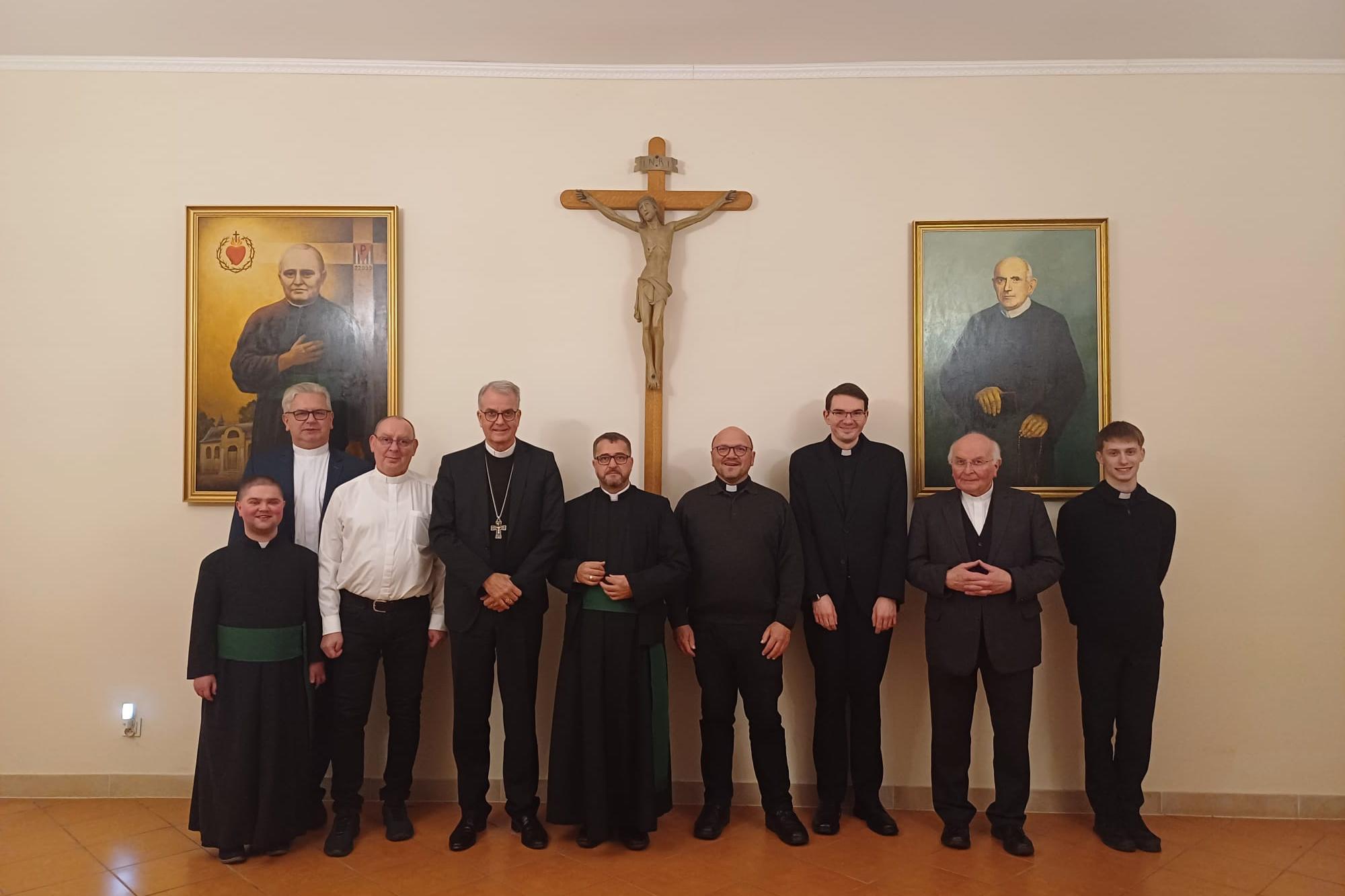Beim Festakt in Polen: Br. Kamil, Generalrat Br. Thomas Jasiczek, Generaloberer Br. Andreas Paliwoda, Weihbischof Peters, Generalrat Br. Jacek, Domkapitular Nicolay, Novize Bartos, Domkapitular Ehlen und Novize Patrik (von links).