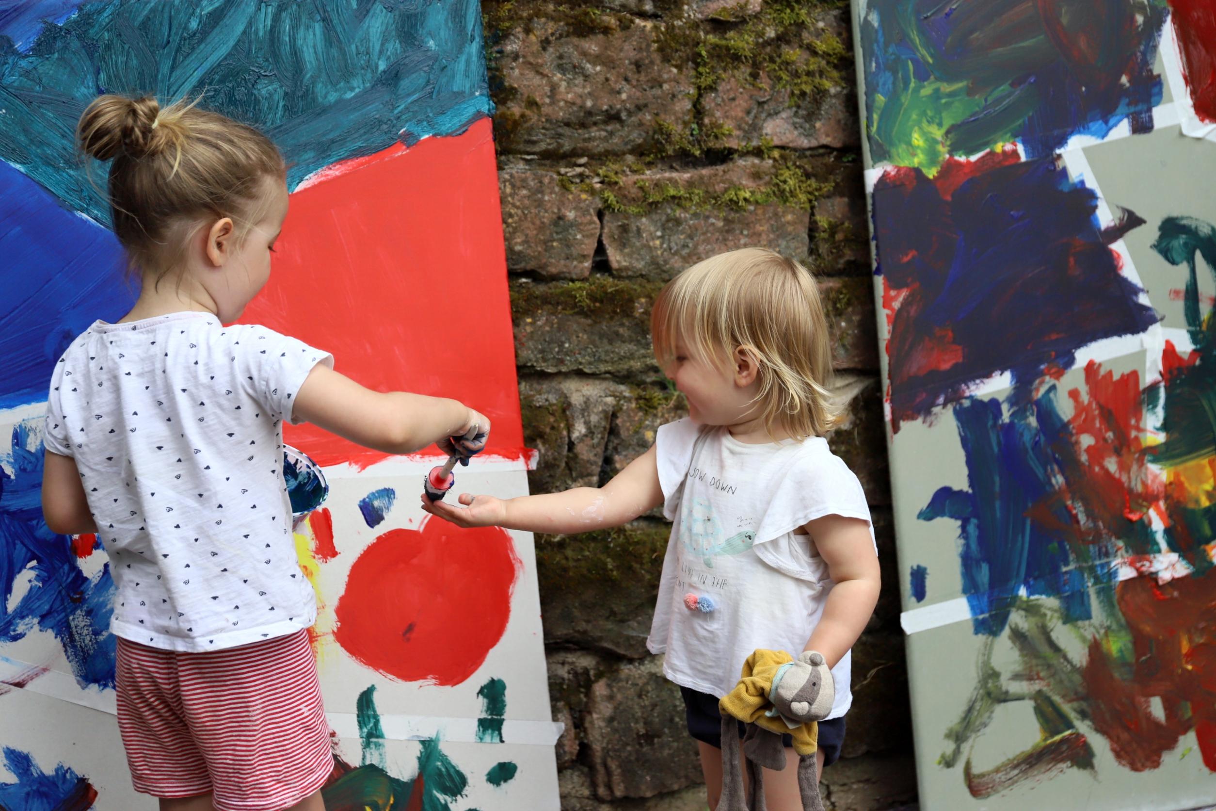 Bei der Familien-Rallye der Remise probieren sich die Kinder als Malerinnen