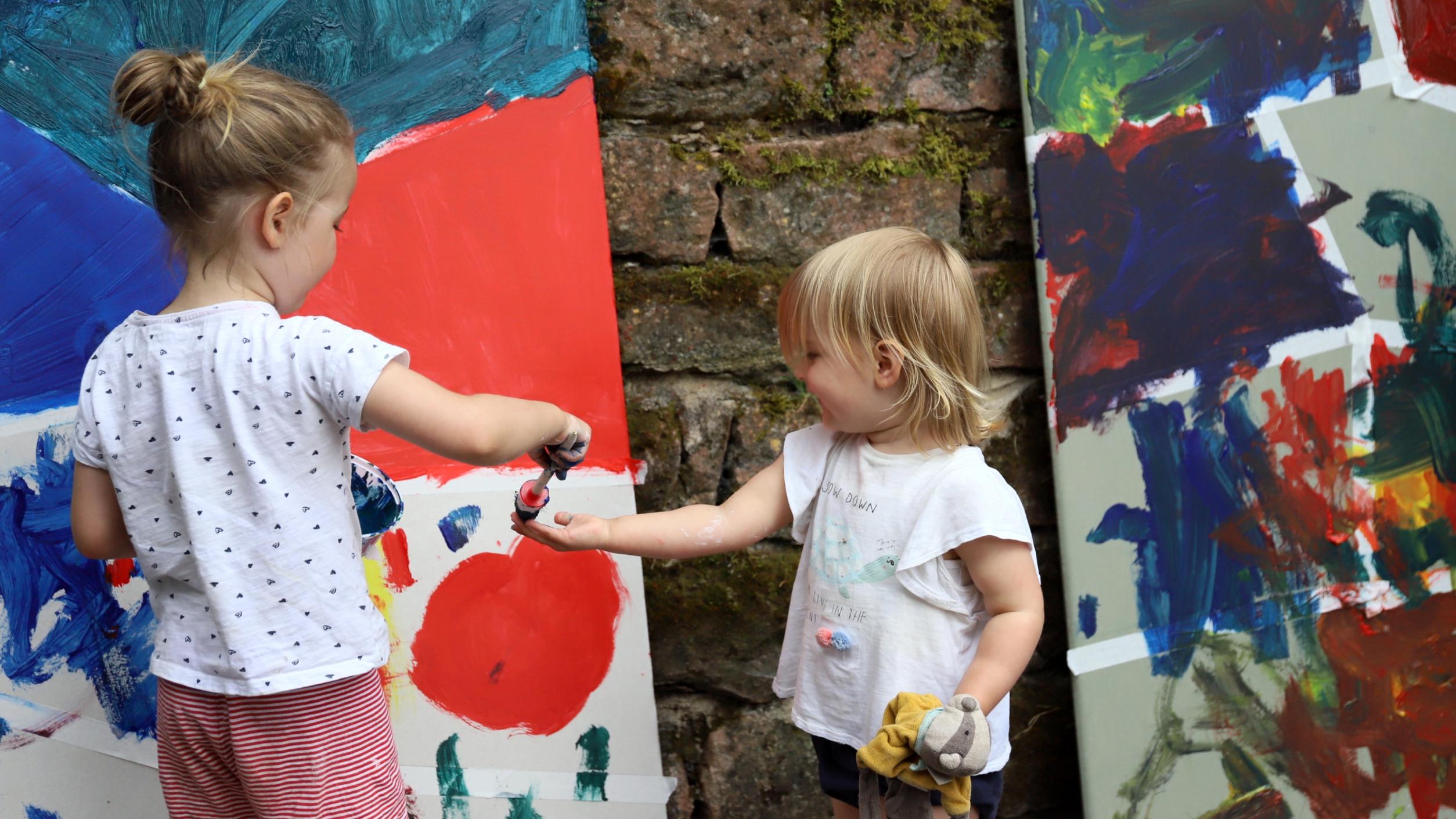 Bei der Familien-Rallye der Remise probieren sich die Kinder als Malerinnen