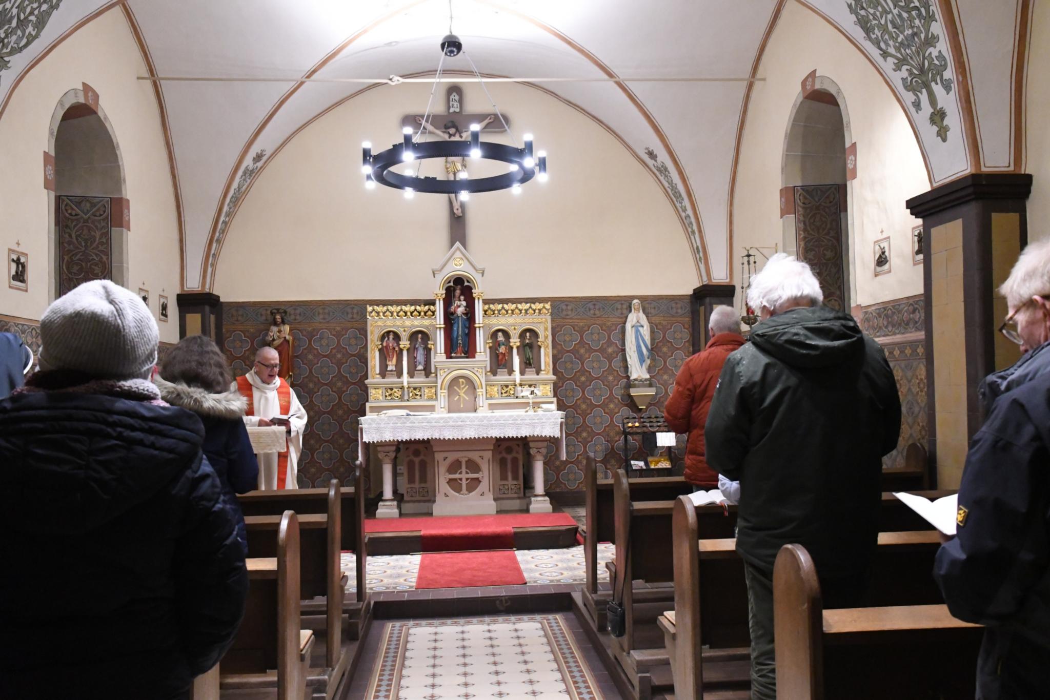 Auch im Winter gerne Gottesdienst feiern: Die Heizung unter anderem in den Lampen der Kapelle in Bitburg-Stahl wärmt bei ungemütlichen Außentemperaturen die Gemeinde auf.