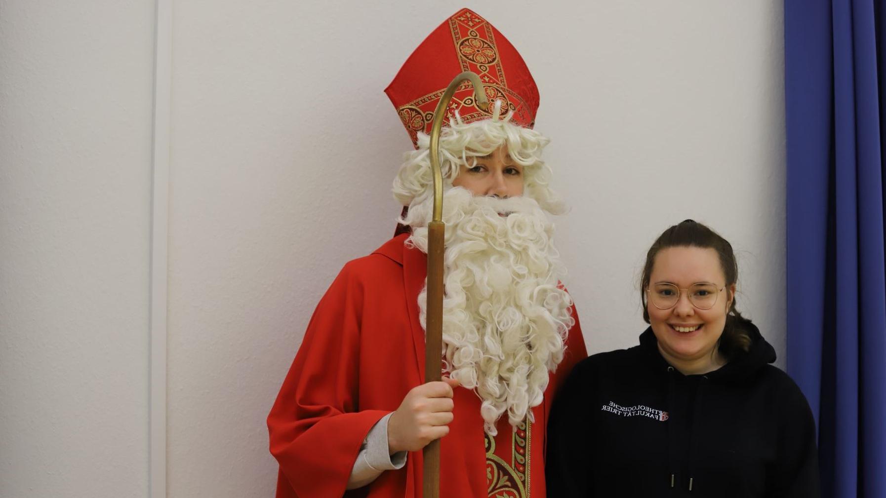 Lara Kasel und Patrick Baum sind schon in der richtigen Stimmung für den Nikolausabend.