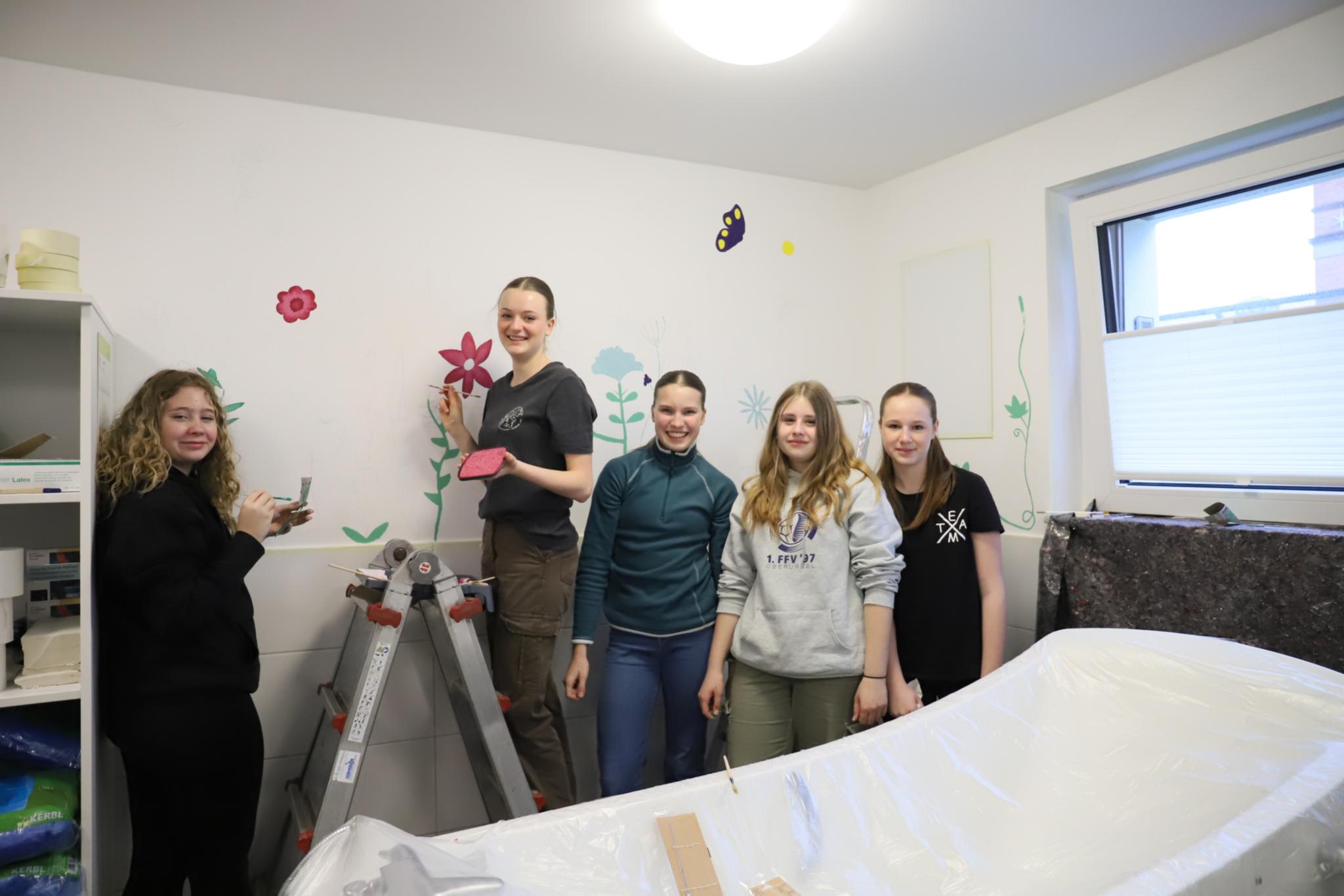 Die Messdienerinnen ab 14 haben sich der Verschönerung des Pflegebads gewidmet