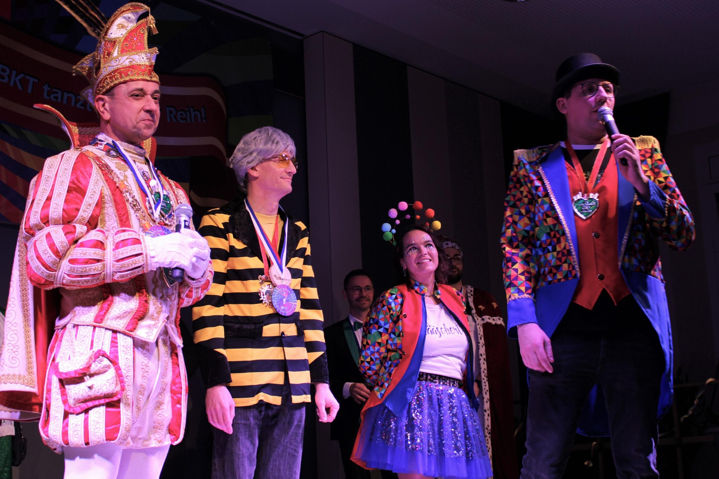 Prinz Thomas III. ärztlicher Direktor Prof. Dr. Tim Piepho sowie die Moderatoren Maren Steier und Michael Molitor (von links) auf der Bühne des Brüderkrankenhauses.