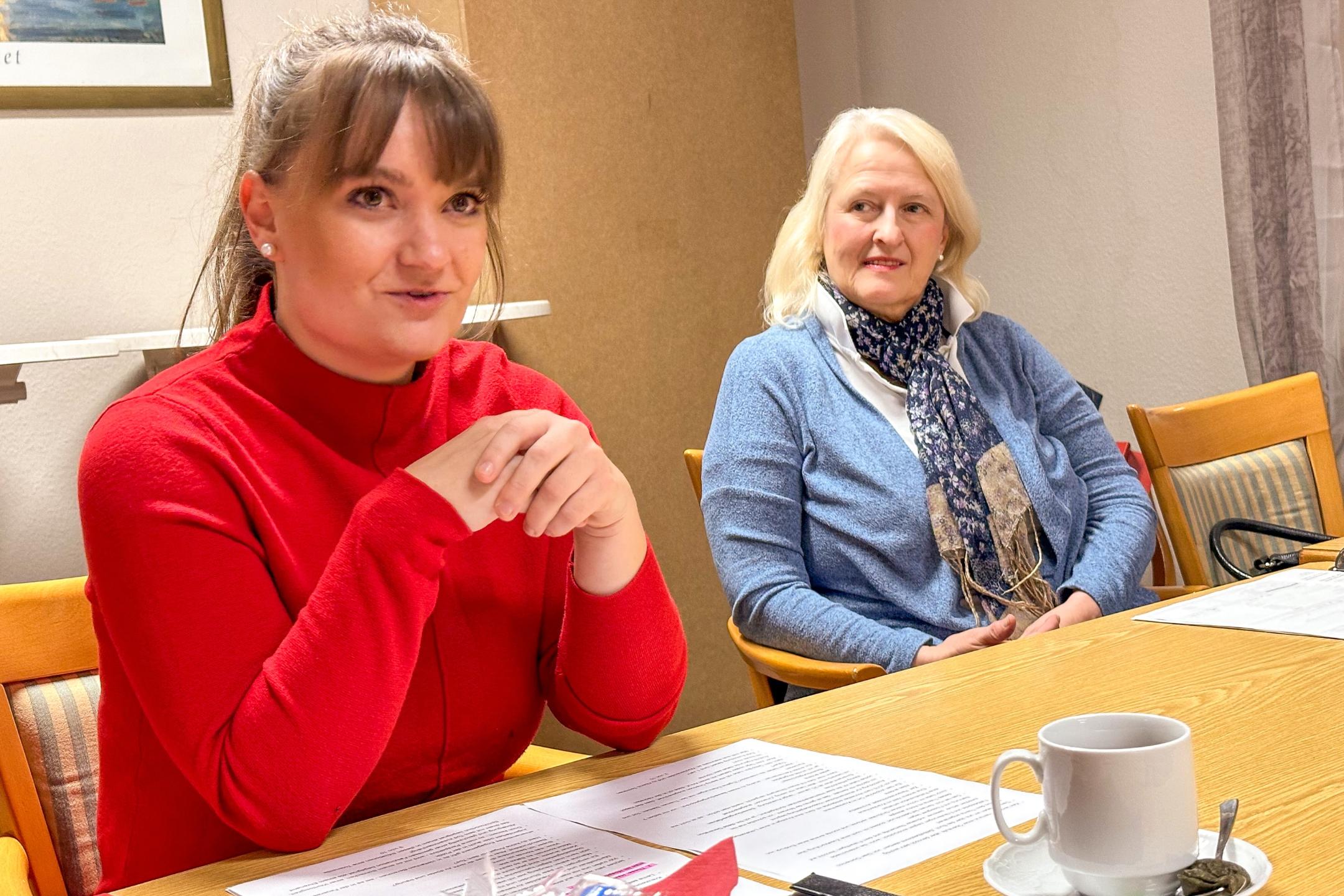 Dem Leben verbunden berichtet Nadine Kreuser (links neben KEB-Leiterin Katharina Zey-Wortmann) von ihrer Tätigkeit im Hospizverein.  