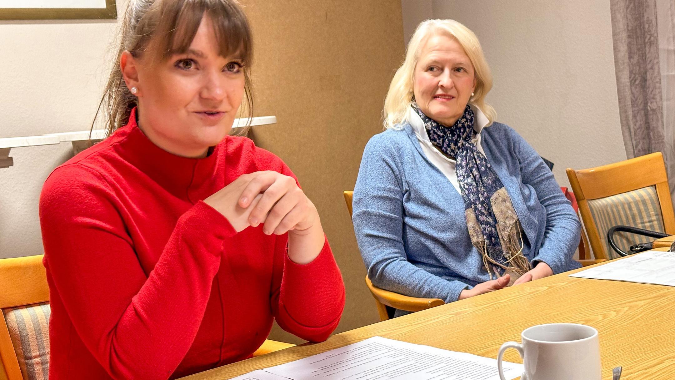 Dem Leben verbunden berichtet Nadine Kreuser (links neben KEB-Leiterin Katharina Zey-Wortmann) von ihrer Tätigkeit im Hospizverein.  