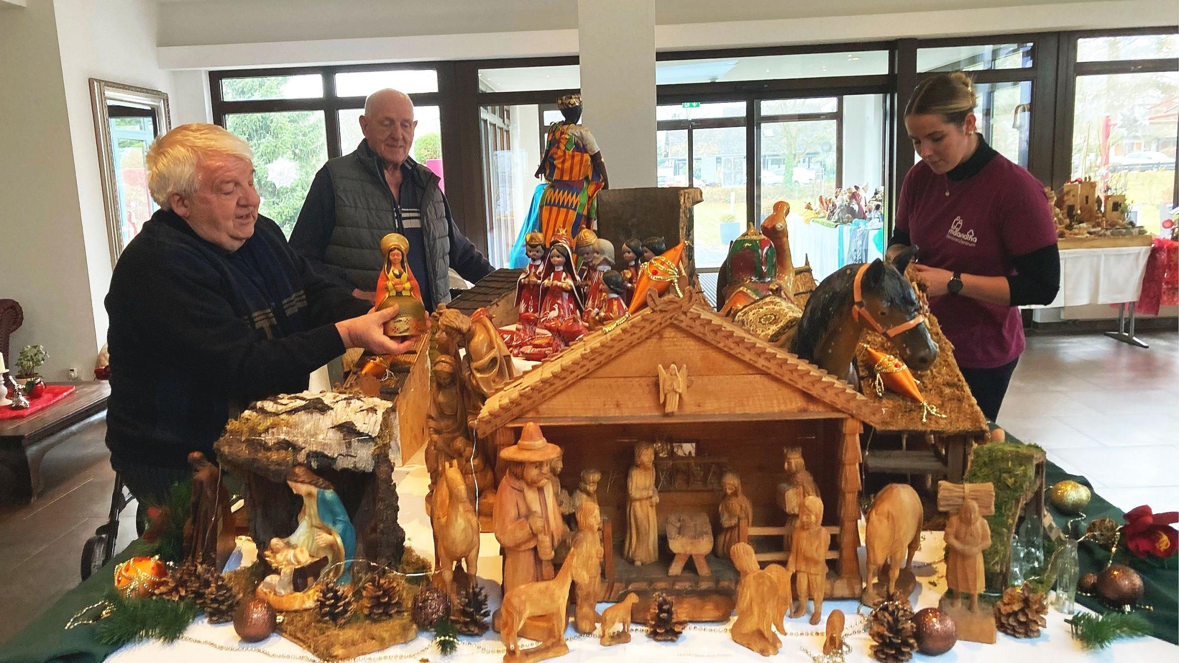 Der Aufbau der Ausstellung in Bad Bodendorf nahm mehrere Tage in Anspruch. Die Krippensammler Josef (links) und Franz-Rudolf Niethen (Mitte) waren dankbar für die tatkräftige Mithilfe von Maravilla-Mitarbeiterin Janine Kriechel.