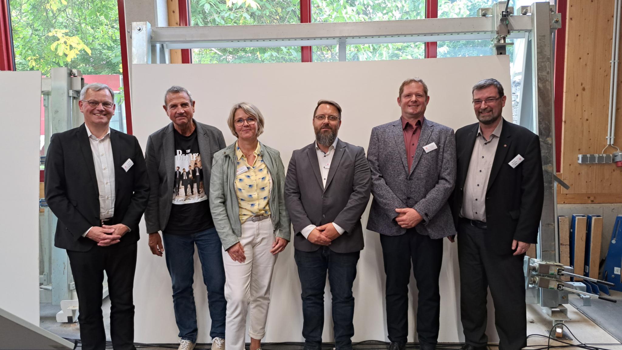 Vertreterinnen aus Kirche und Gesellschaft gratulieren der Einrichtung