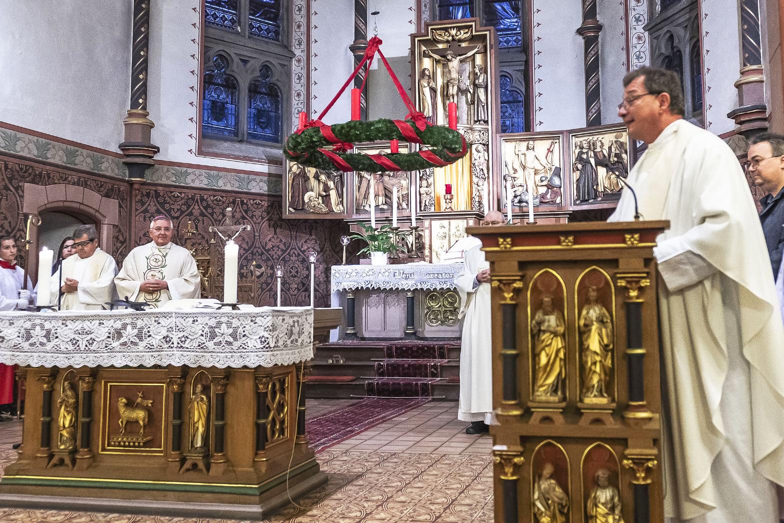 Ortspfarrer Peter Leick bei seiner Ansprache in der Differter Kirche St. Gangolf. Zum Pontifikalamt anlässlich des Jubiläums war Weihbischof Franz Josef Gebert (hinter dem Altar in der Mitte) aus Trier gekommen.