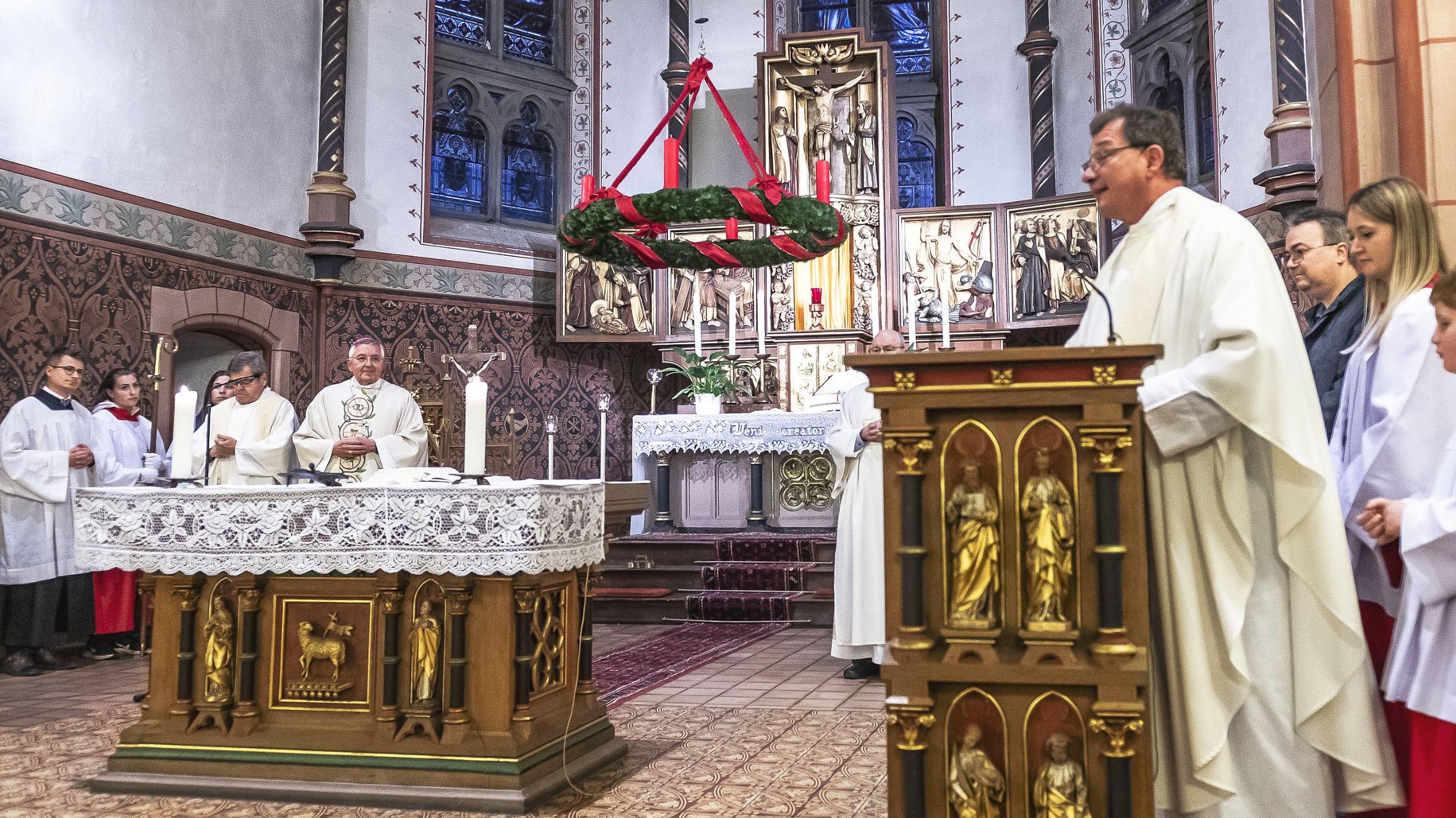 Ortspfarrer Peter Leick bei seiner Ansprache in der Differter Kirche St. Gangolf. Zum Pontifikalamt anlässlich des Jubiläums war Weihbischof Franz Josef Gebert (hinter dem Altar in der Mitte) aus Trier gekommen.