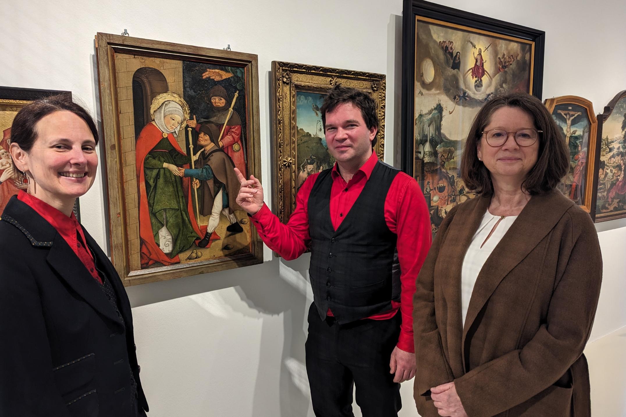 Museumsdirektorin Dr. Viola Skiba, Regisseur Marc-Bernhard Gleißner und Mechthild Schabo, Leiterin des Bereichs Seelsorge und Kirchenentwicklung im Bischöflichen Generalvikariat Trier, vor dem Gemälde „Die Werke der Barmherzigkeit“.