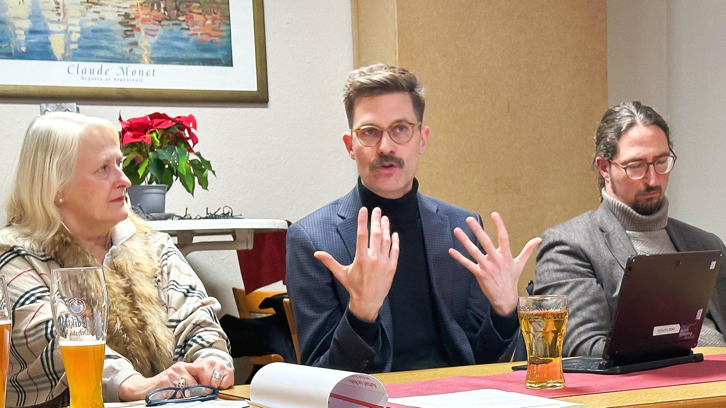 Der Dominikaner Dr. Dennis Halft (Mitte) beim Theo-Talk – neben ihm Katharina Zey-Wortmann und Dr. Samuel Acloque von der KEB Trier.