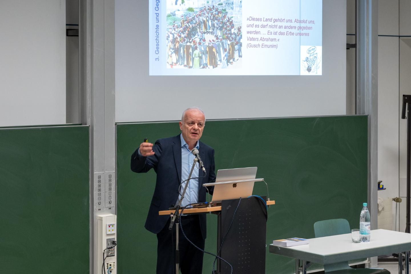 Seit 20 Jahren lebt Prof. Vieweger mit Israelis, Palästinensern und Syrern in Nachbarschaft und kennt die Befindlichkeiten der Menschen.
