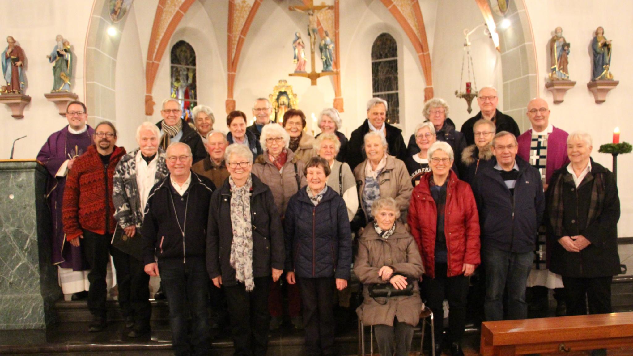 Die Kirchenchorgemeinschaft Mehren/Demerath nach ihrem letzten Auftritt in der St.-Matthias-Pfarrkirche in Mehren – mit Präses Pfarrer Dr. Jonas Weller (hinten links) und Ruhestandspfarrer Rudolf Heck (mittlere Reihe rechts), mit dem Chorleiter Heinrich Röhrs (vorne links) und der Vorsitzenden Ilse Schleuning (vorne Dritte von rechts).