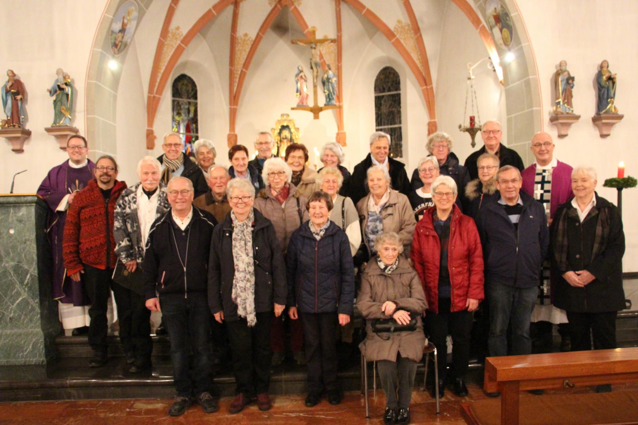 Die Kirchenchorgemeinschaft Mehren/Demerath nach ihrem letzten Auftritt in der St.-Matthias-Pfarrkirche in Mehren – mit Präses Pfarrer Dr. Jonas Weller (hinten links) und Ruhestandspfarrer Rudolf Heck (mittlere Reihe rechts), mit dem Chorleiter Heinrich Röhrs (vorne links) und der Vorsitzenden Ilse Schleuning (vorne Dritte von rechts).