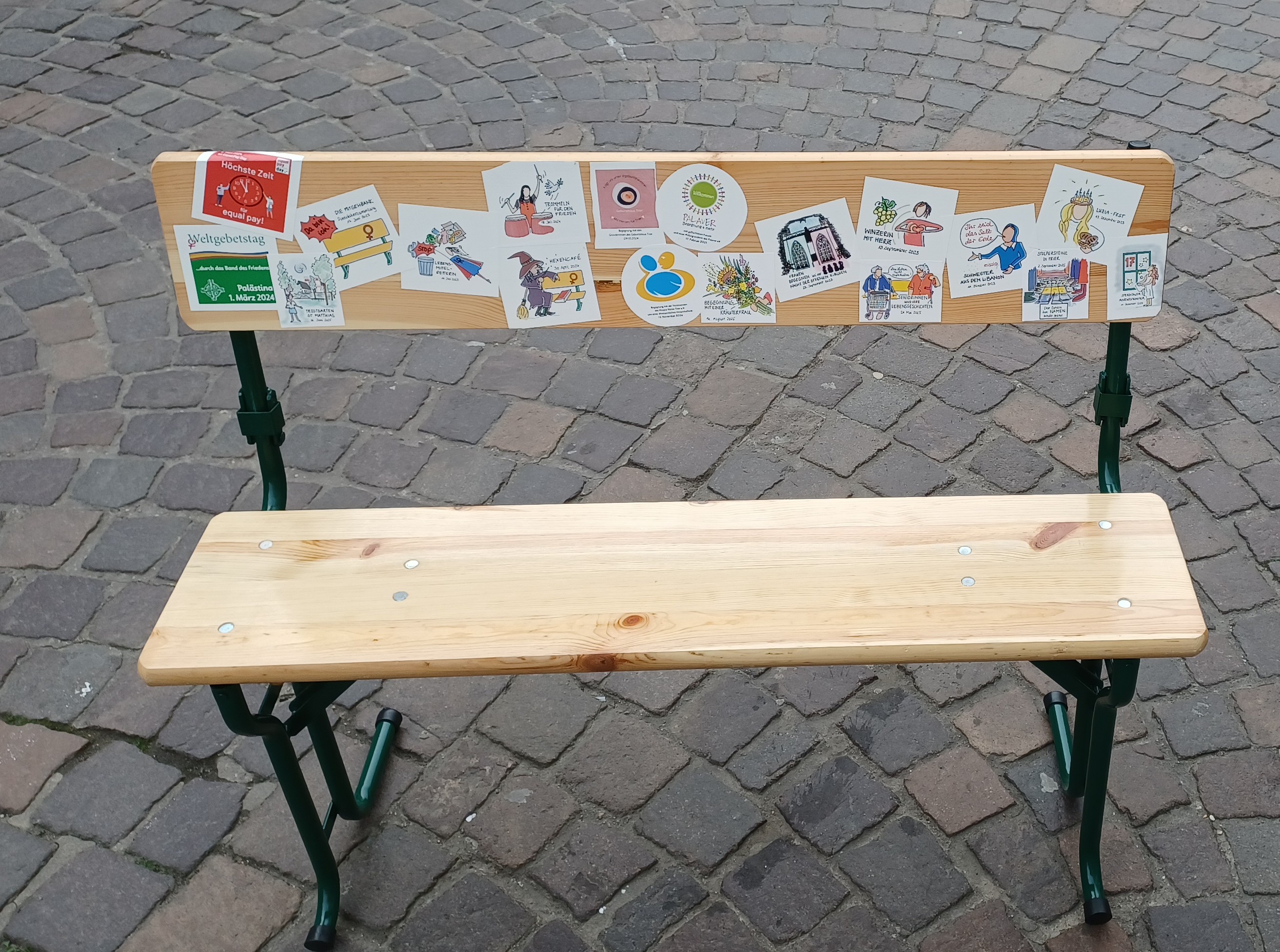 MItgehbank Mitgehbank mit Aufklebern der Treffen