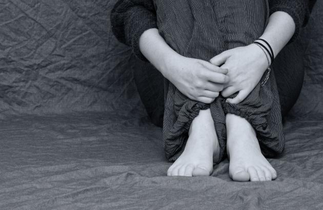 desperate-2293377_by_anemone123_cc0-gemeinfrei_pixabay_pfarrbriefservice (c) Pfarrbriefservice Person sitzt barfuß mit angezogenen Knien und verschränkt die Arme um die Beine.