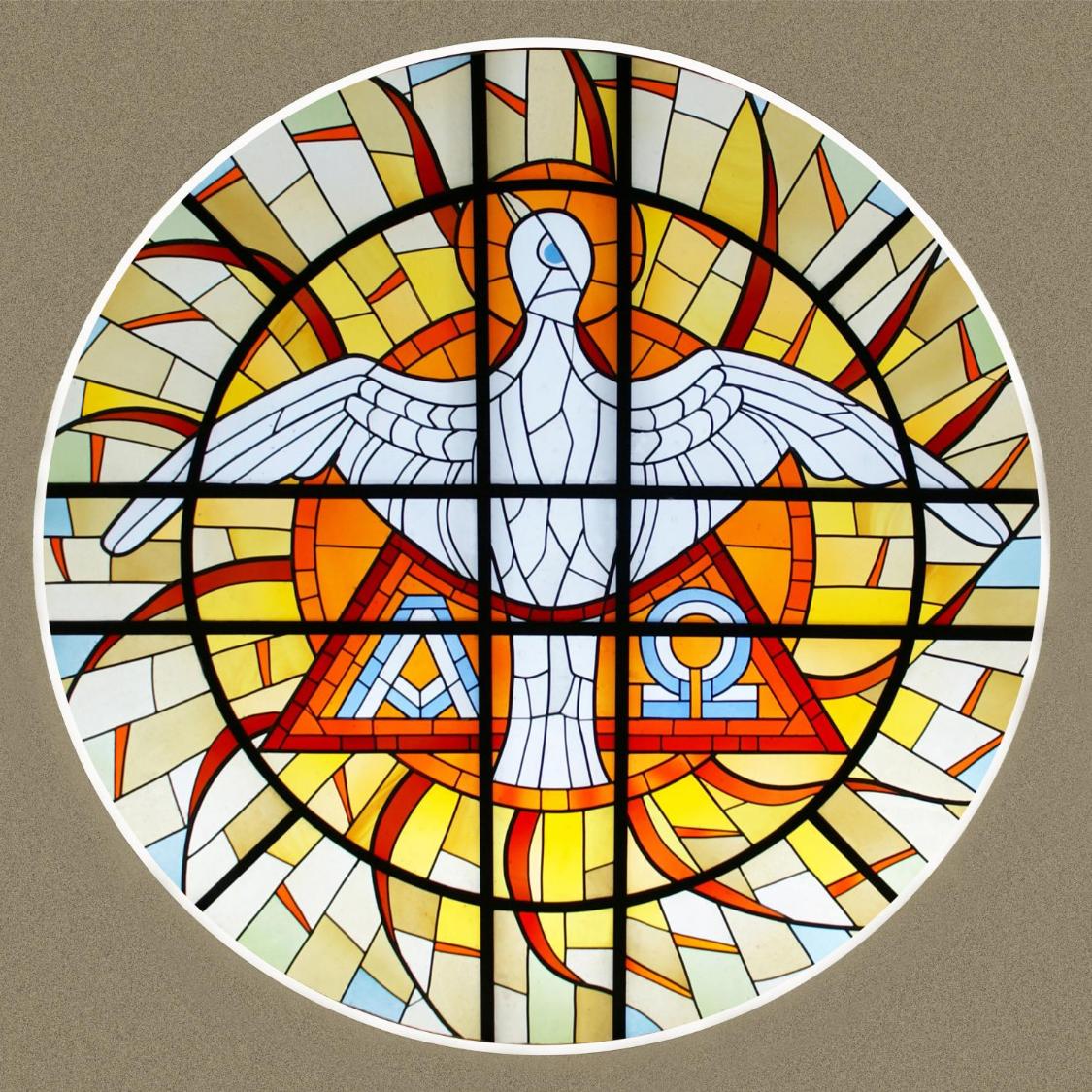 Foto eines runden Dreifaltigkeitsfenster mit Symbolen für die Dreieinigkeit Gottes