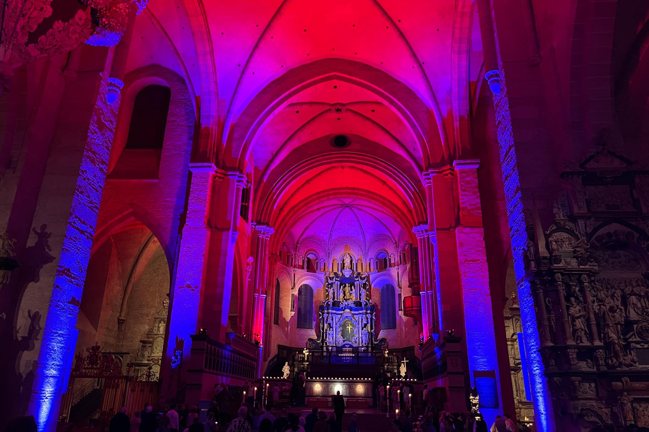 Der Trierer Dom erstrahlte bei der Nacht der offenen Kirchen in besonderem Licht.