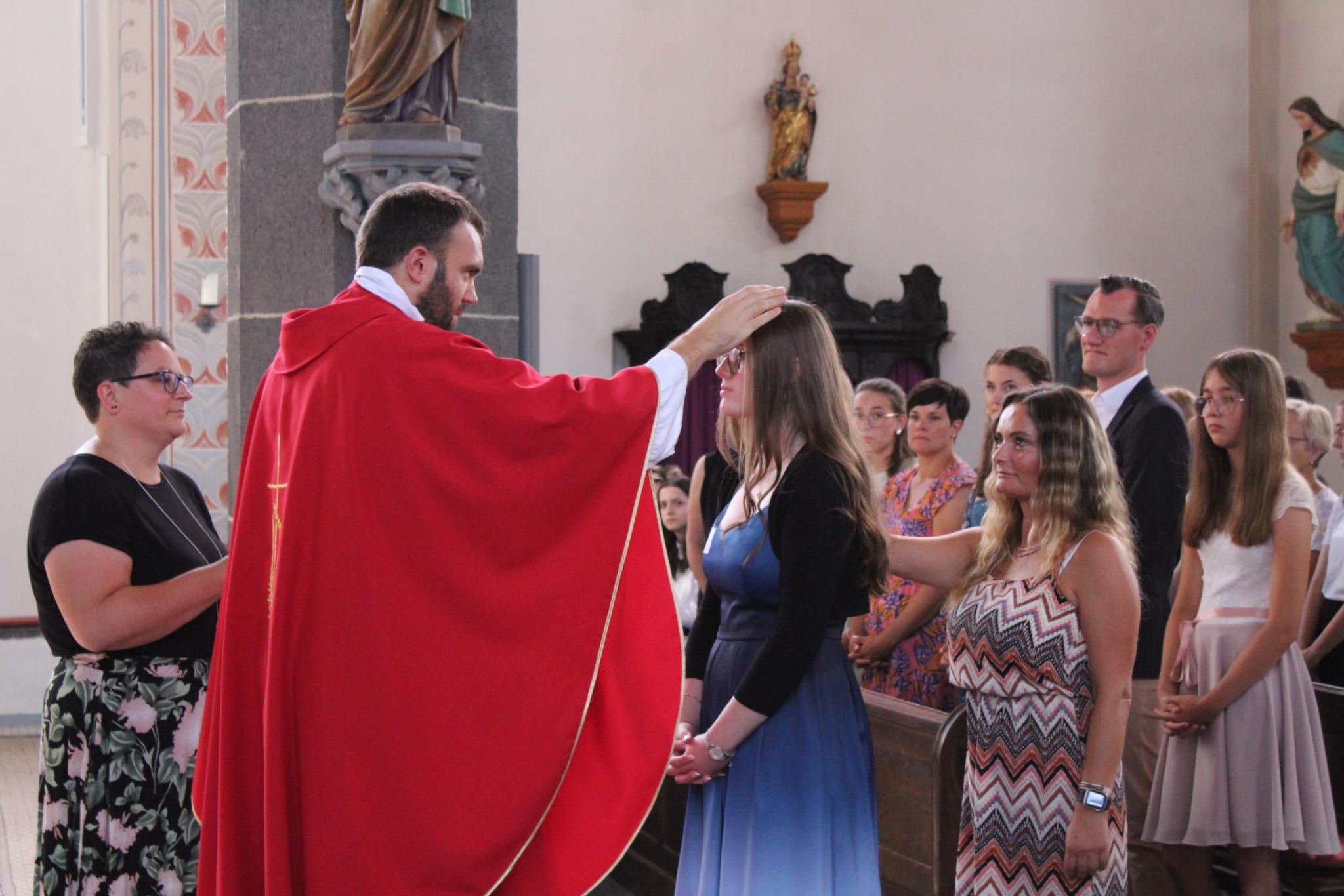 Archivfoto einer Firmung mit Firmspender Jugendpfarrer Dominic Lück