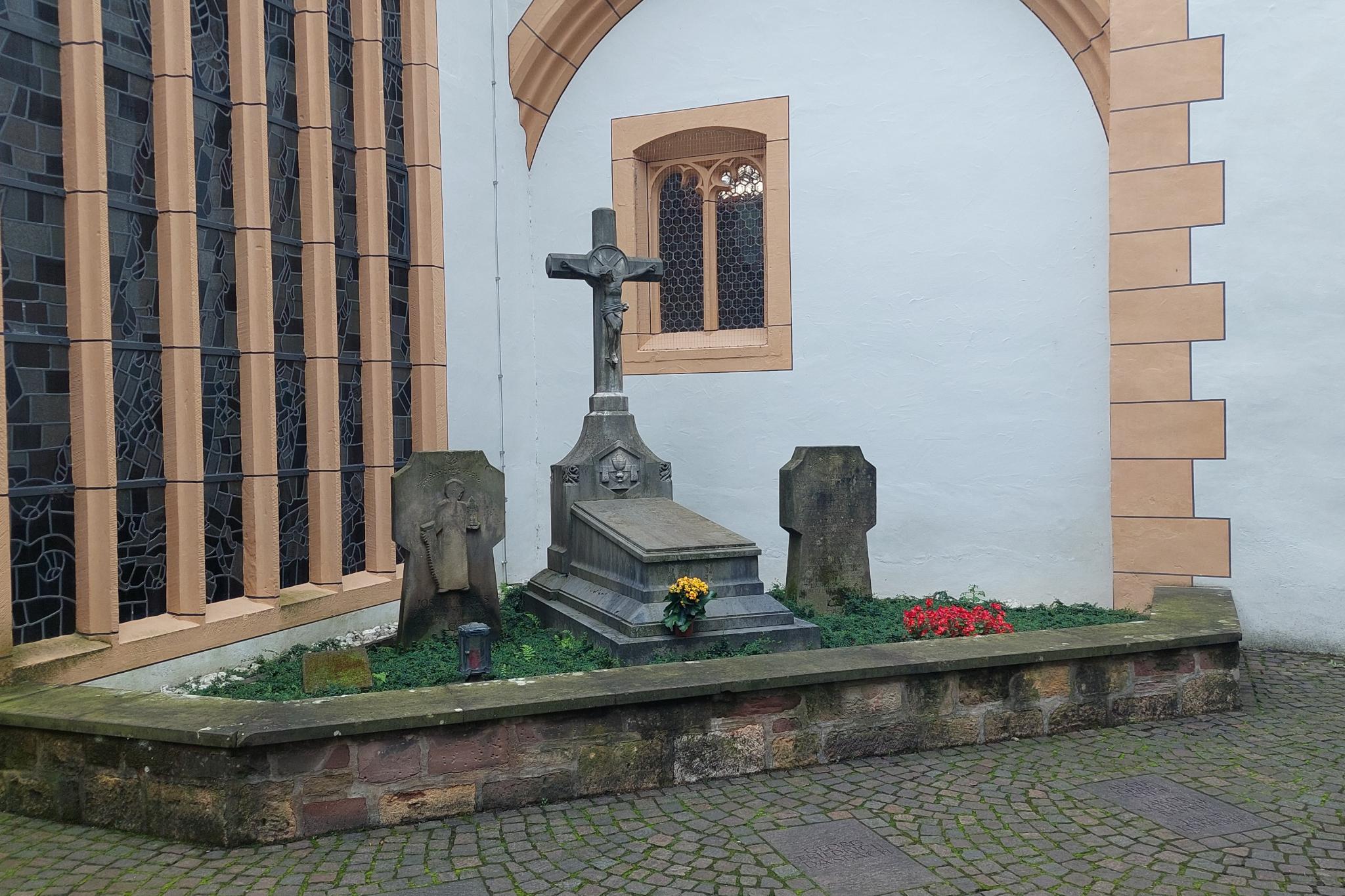 Priestergräber im Kirchhof von St. Gangolf