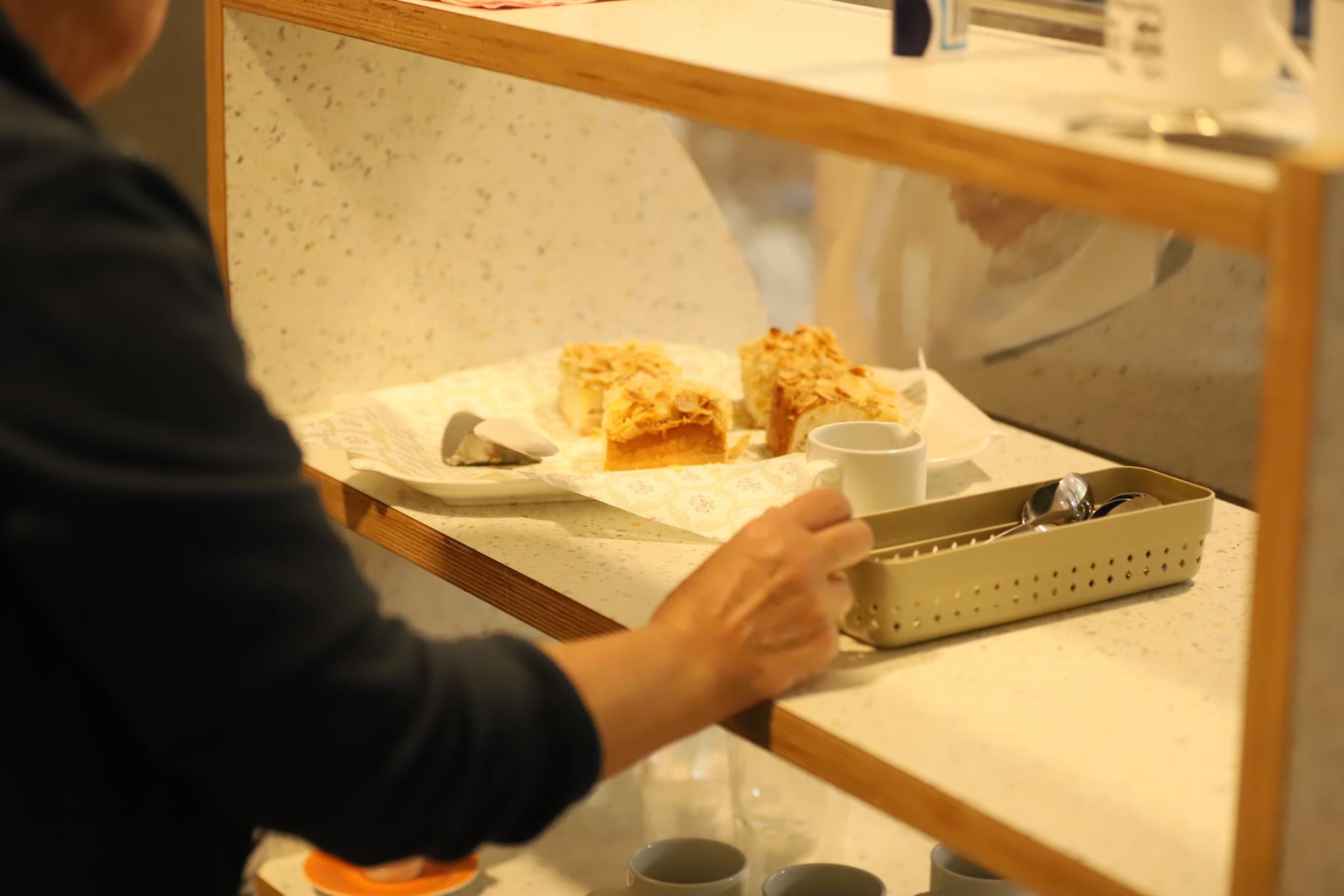 Kaffee und Kuchen gibt es im Café Freihof für eine Spende