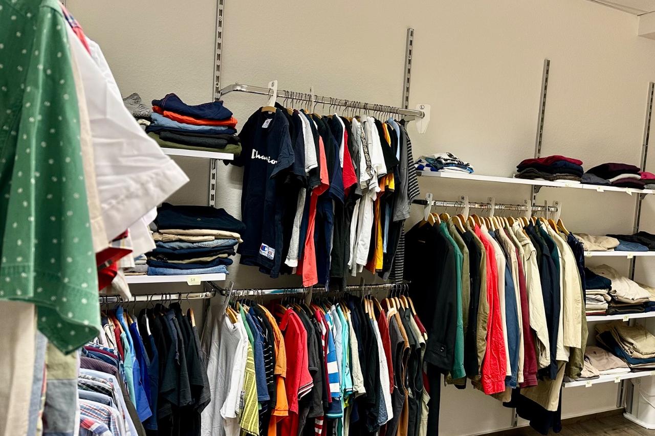 Der Caritas-Kleiderladen 'Von Kopf bis Fuß' in der Paulinstraße Trier