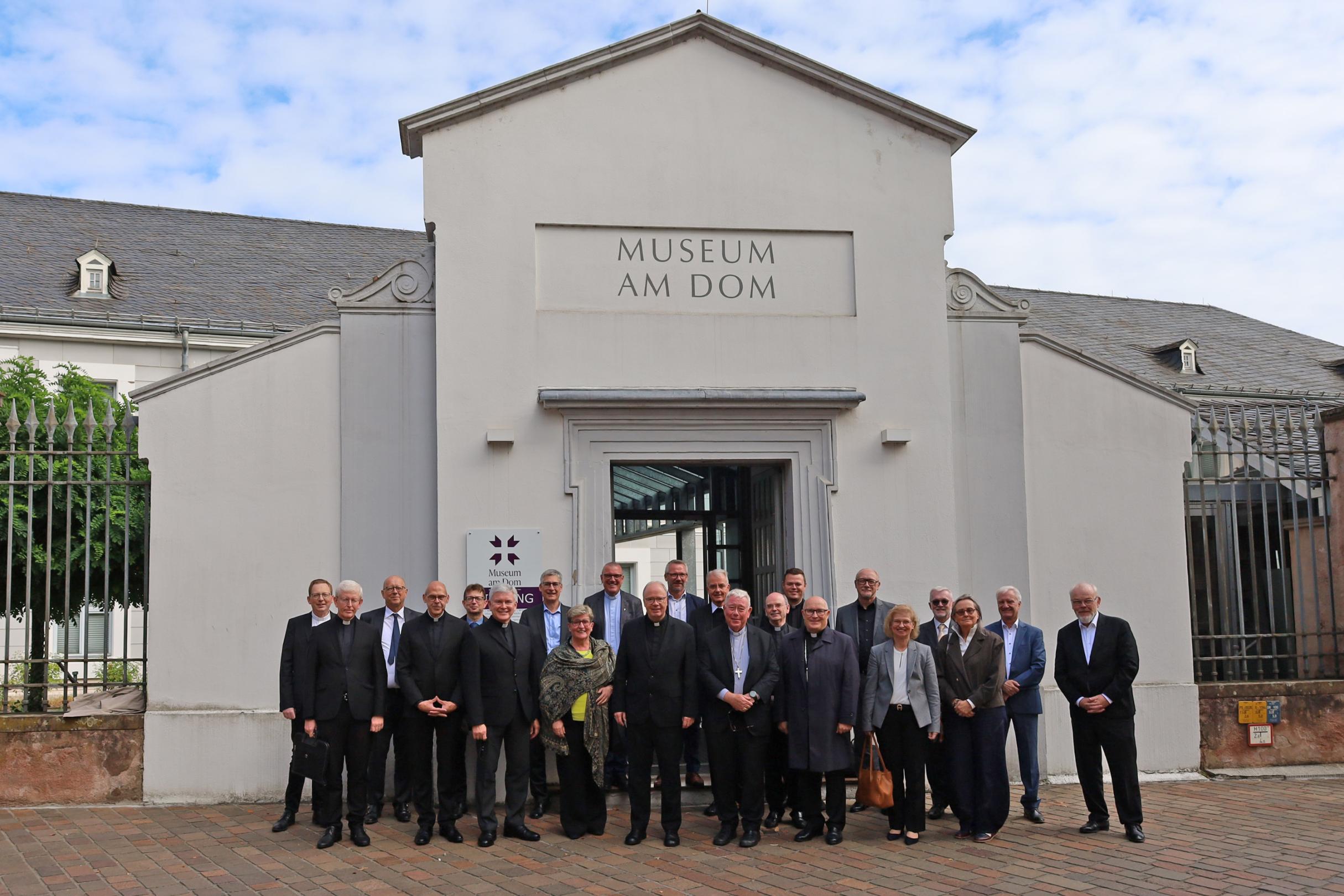 Auch der Besuch des Museums am Dom stand auf dem Programm für die Bistumsleitungen.