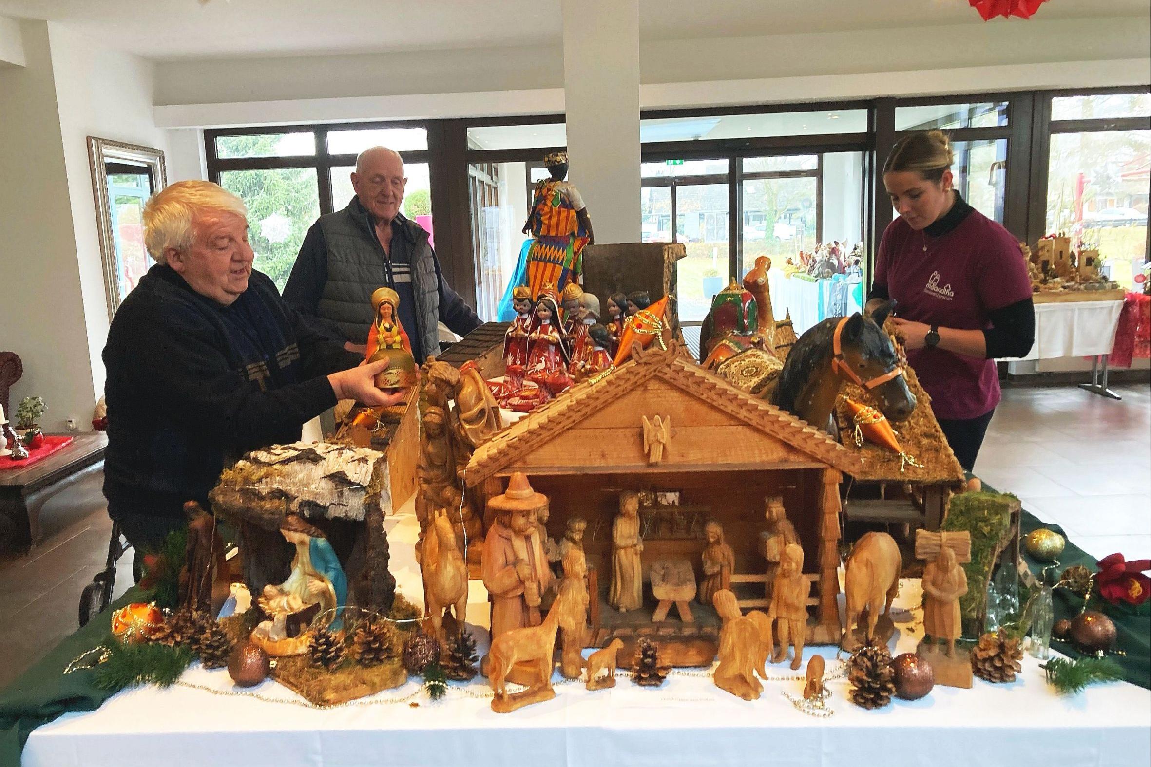 Der Aufbau der Ausstellung in Bad Bodendorf nahm mehrere Tage in Anspruch. Die Krippensammler Josef (links) und Franz-Rudolf Niethen (Mitte) waren dankbar für die tatkräftige Mithilfe von Maravilla-Mitarbeiterin Janine Kriechel.