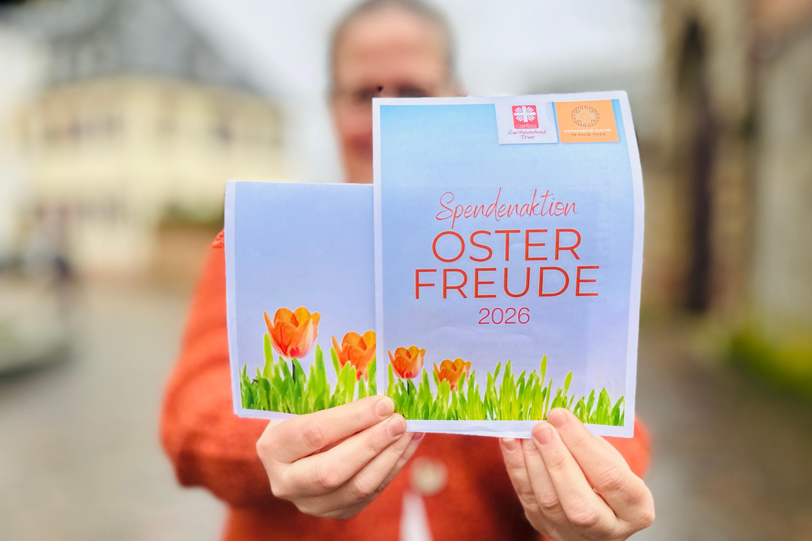 Das Foto zeigt einen Flyer mit Blumen, auf dem Werbung für die Osterfreude gemacht wird.