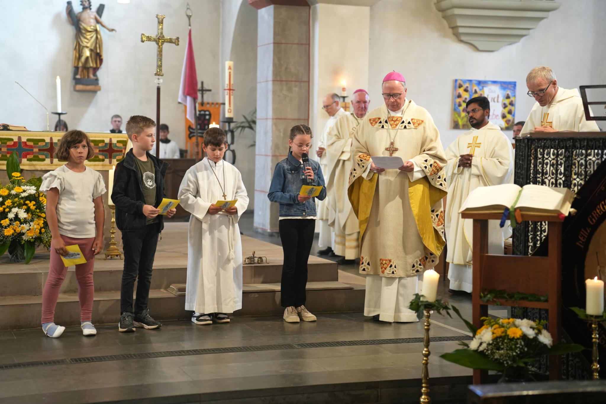 Bischof Stephan Ackermann mit Schülerinnen und Schülern der Gregor-von-Pfalzel-Grundschule, die die Fürbitten sprechen.