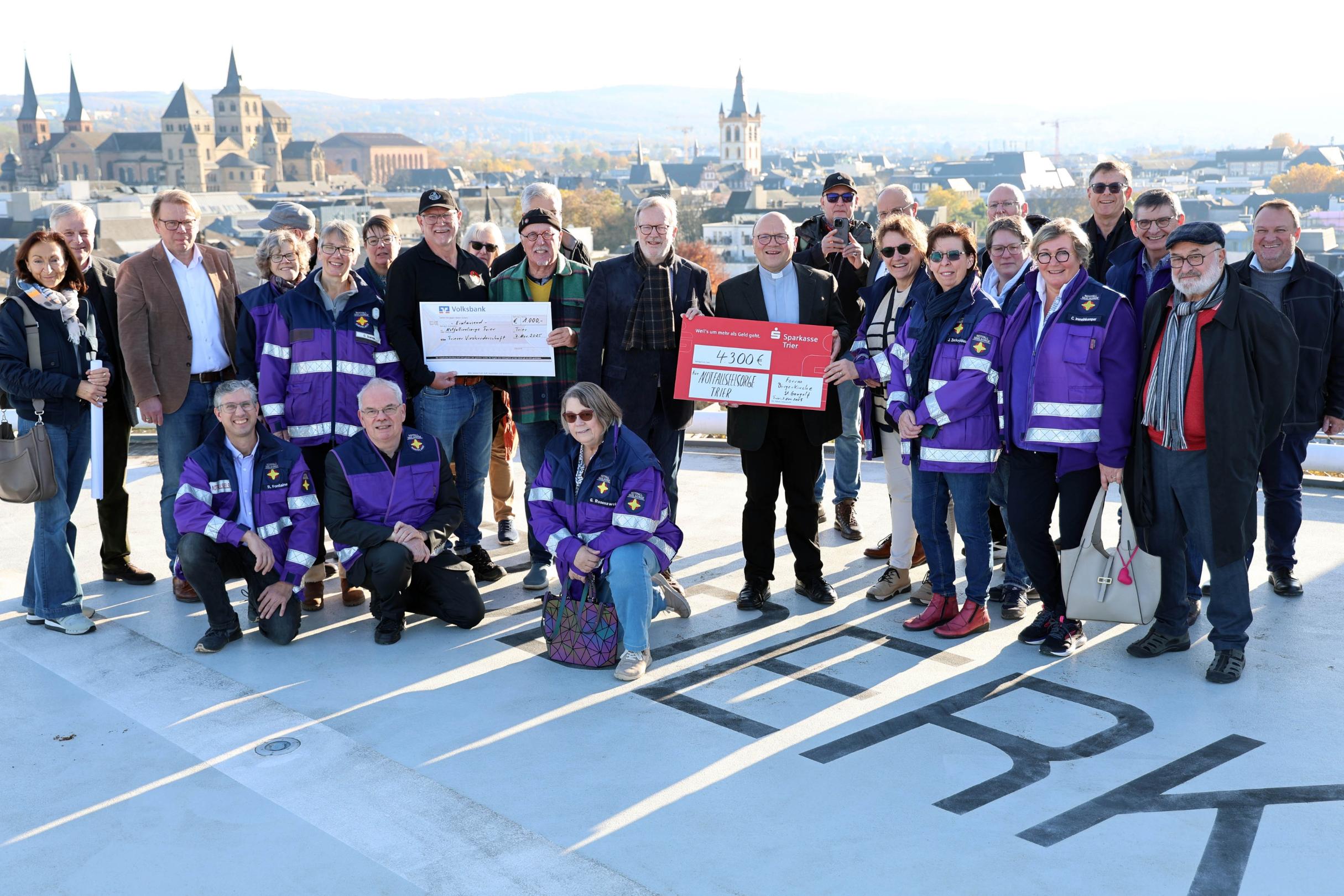 Gruppenfoto bei der Spendenübergabe auf der Hubschrauberplattform des Krankenhauses der Barmherzigen Brüder