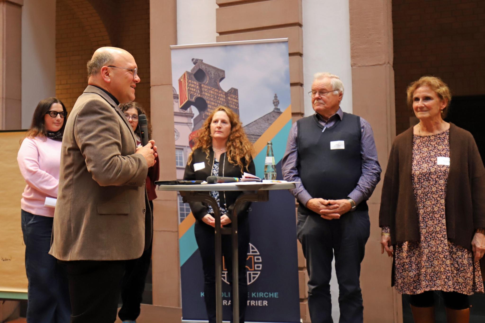 Dekan Markus Nicolay gratuliert den Neugewählten