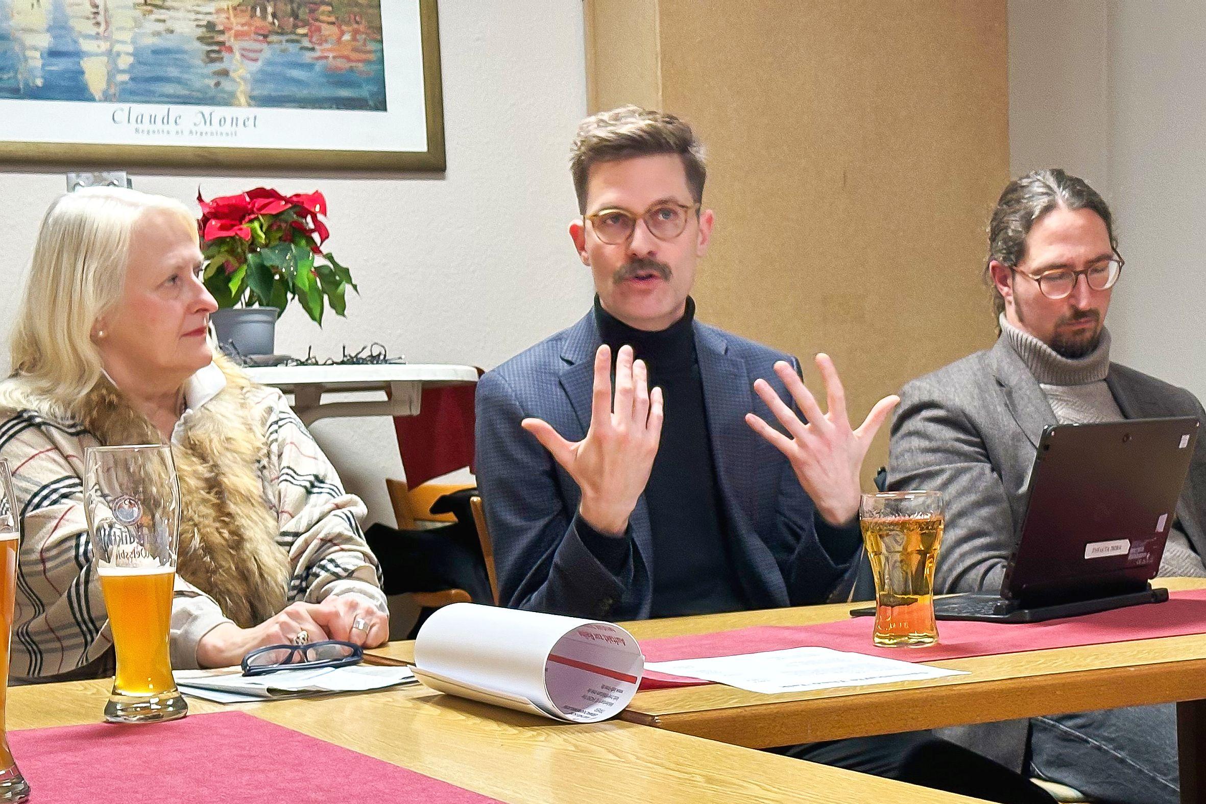 Der Dominikaner Dr. Dennis Halft (Mitte) beim Theo-Talk – neben ihm Katharina Zey-Wortmann und Dr. Samuel Acloque von der KEB Trier.