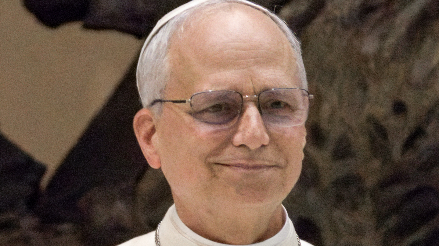 Papst Leo XIV. in weißer Soutane und Scheitelkappe mit Brustkreuz